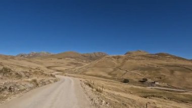 Peru And Dağları 'na yolculuk. Yüksek irtifa dağları otomobille And kırsalından geçiyor.. 