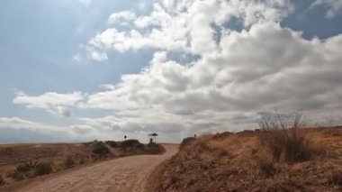 Peru And Dağları 'na yolculuk. Yüksek irtifa dağları otomobille And kırsalından geçiyor.. 