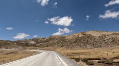 Peru And Dağları 'na yolculuk. Yüksek irtifa dağları otomobille And kırsalından geçiyor.. 