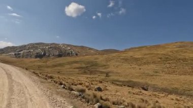 Peru And Dağları 'na yolculuk. Yüksek irtifa dağları otomobille And kırsalından geçiyor.. 