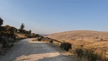 Peru And Dağları 'na yolculuk. Yüksek irtifa dağları otomobille And kırsalından geçiyor.. 