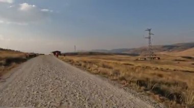 Peru And Dağları 'na yolculuk. Yüksek irtifa dağları otomobille And kırsalından geçiyor.. 