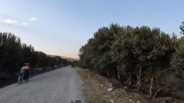 Peru And Dağları 'na yolculuk. Yüksek irtifa dağları otomobille And kırsalından geçiyor.. 