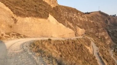 Peru And Dağları 'na yolculuk. Yüksek irtifa dağları otomobille And kırsalından geçiyor.. 