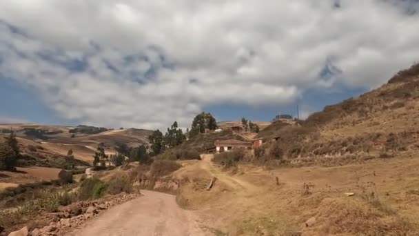 聖なる谷の近くに クスコペルーで車で道路の旅 ペルーのアンデスでマラスとモレイへの旅行 — ストック動画