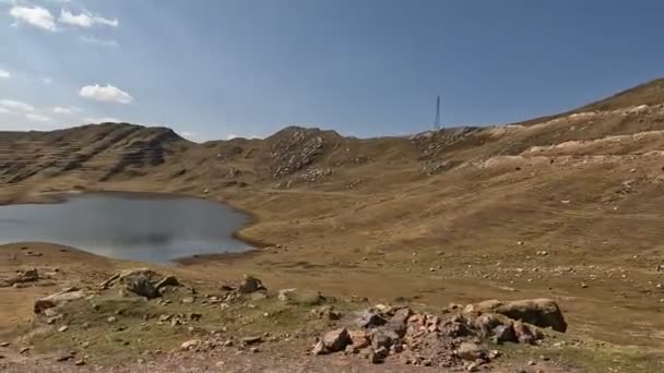 ペルーのアンデスでのロードトリップ アンデス山脈を横断する車での標高の高い山の旅 — ストック動画