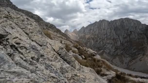 Peru Dağları Ndaki Yüksek Dağlarda Gezinti Kurak Mevsimde 4000 Masl — Stok video