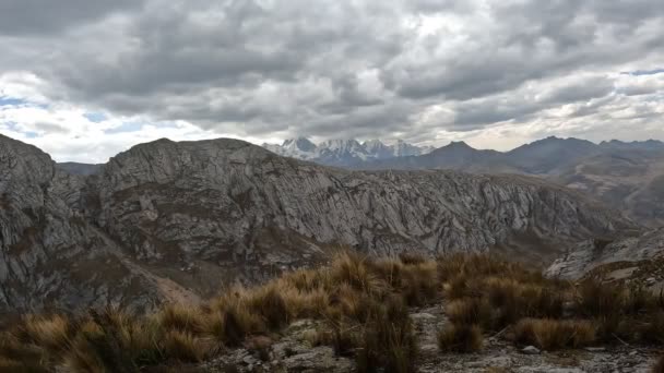 Trekking Altas Montañas Los Andes Peruanos Escena Andina Más 4000Msnm — Vídeo de stock