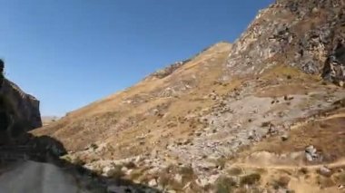 Peru And Dağları 'ndaki yüksek dağlarda gezinti. Kurak mevsimde 4000 masl 'ın üzerinde bir And sahnesi.