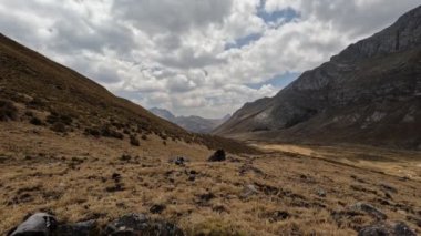 Peru And Dağları 'ndaki yüksek dağlarda gezinti. Kurak mevsimde 4000 masl 'ın üzerinde bir And sahnesi.