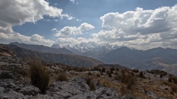 Peru Dağları Ndaki Yüksek Dağlarda Gezinti Kurak Mevsimde 4000 Masl — Stok video