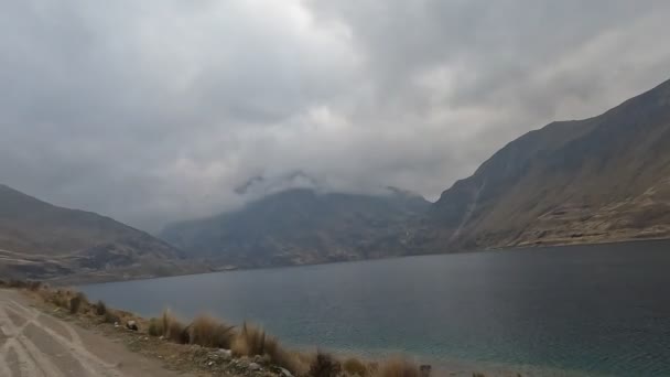 秘鲁安第斯山脉的公路旅行 乘坐汽车穿越安第斯地区的高山旅行 — 图库视频影像