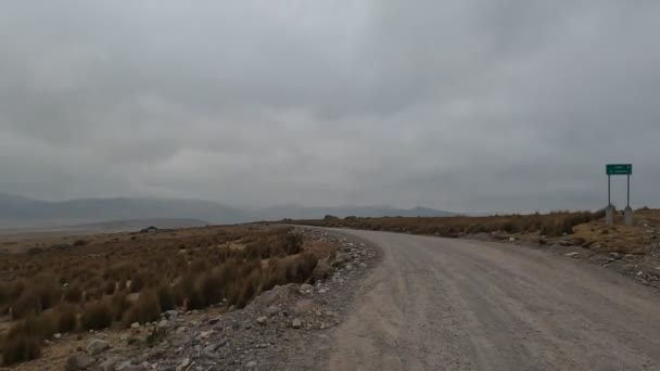 ペルーのアンデスでのロードトリップ アンデス山脈を横断する車での標高の高い山の旅 — ストック動画