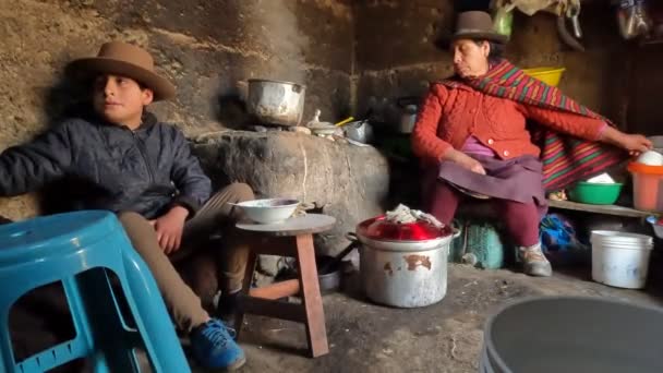 우아누코 아마루 Tupac Amaru 2022 안데스 출신의 부엌에서 요리를 산맥에서의 — 비디오