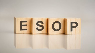 Dört tahta küp ve Esop harfleri. İş pazarlama konsepti. Tablonun aynalı gri yüzeyindeki başlığın yansıması