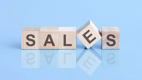 Sales Sign Made Blocks Table Reflective Surface Blue Background Dice — Stock Photo, Image