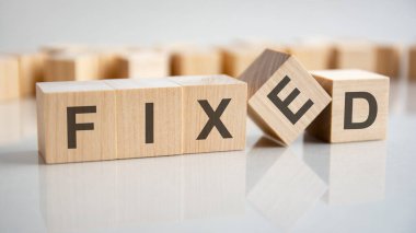 Gri bir masanın parlak yüzeyine harflerle sabitlenmiş üç tahta küp. Küplerdeki yazıtlar masanın yüzeyinden yansıyor. iş kavramı