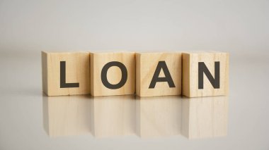 Dört tahta küp ve harf kredisi. İş pazarlama kavramı