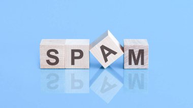 SMS spam - iş ve şirket kavramında, mavi arkaplandaki tahta bloklarda harfler