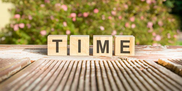 Parola Timee Scritta Cubi Legno Blocchi Sono Posti Una Vecchia — Foto Stock