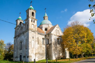 18. yüzyılın başlarında terk edilmiş ve gizemli bir kilise. Güzel sonbahar manzarası. Yumuşak güneş ışığı. Kilisenin büyüleyici sonbahar manzarası. seyahat kavramı.