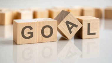 Gri bir masanın parlak yüzeyinde 