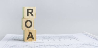 roa - varlık akronim, ahşap bloklar, iş konsepti gri arka plan, mali belge.