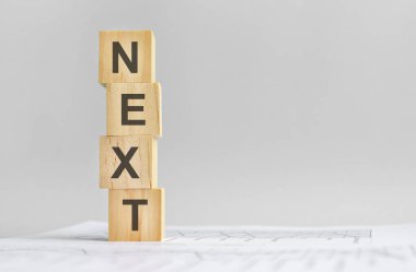 Beyaz finansal açıklamaların arka planında dört tahta küp, güçlü iş konsepti. gri arkaplan