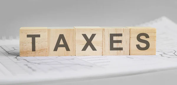 Impostos Escrito Blocos Madeira Leves Palavra Está Localizada Uma Folha — Fotografia de Stock