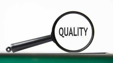 Not defterinde yeşil sayfalı metin kalitesinde büyüteç, beyaz arkaplan