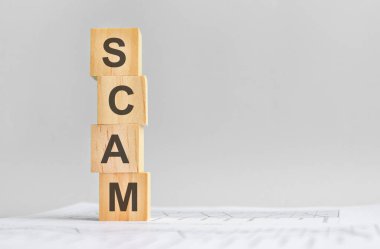 Tahta yapı taşları ve açık gri arka planlı bir kelime oyunu. Geçmişinde numaralar olan bir belge, iş konsepti. Sağ tarafta metin için boşluk var. ön görünüm