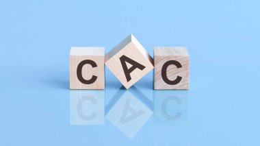 CAC, Müşteri Edinme Maliyeti 'nin kısaltmasıdır. Metin tahtadan küplere yazılır. Küplerden biri kenarda durur.