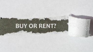 Al ya da kirala. Kelimeler. Yırtık kağıt arkaplanda gri kağıt üzerine metin