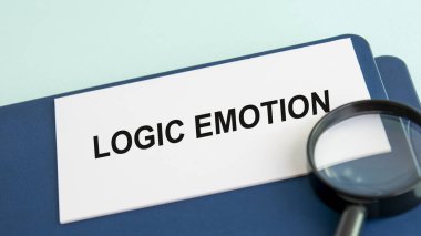 Kağıt üzerinde mantık duygu sözcükleri ve büyütme lensi