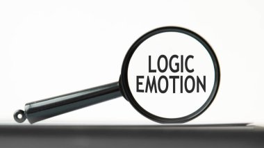 Siyah defter üzerinde metin RECESSION ile büyüteç, beyaz arkaplan