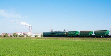 Yük treni, Belaruskali zıplayan vagon dünyanın en büyük gübre üreticilerinden gelen yenilebilir tuzla birlikte. Yenilebilir tuz ihracatı. Kargo treni mal teslim eder. Yenilebilir tuz ihracatı