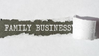 Yırtık beyaz kağıt, gri arkaplan, beyaz harfler, iş konsepti