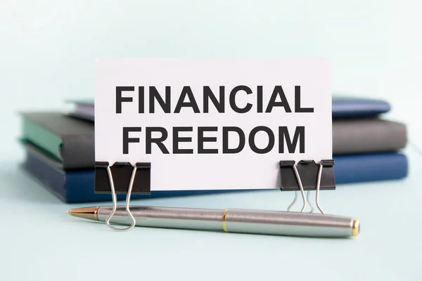 Een Wit Notitieboekje Met Tekst Financiële Freedom Ligt Een Witte — Stockfoto