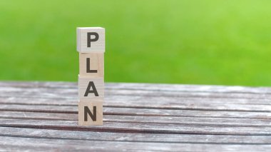 Kelime planlı tahta bloklar. İş planlama konsepti. yeşil arka grond
