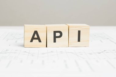 API tahta kaplama gri arka planda söylenti engeller. API - uygulama programlama arayüzü, bilgi kavramları