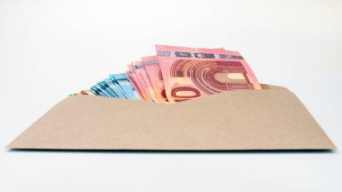 Broun zarfında euro banknotları. Masanın üzerinde para banknotları olan açık bir zarf. İçinde Avro para faturaları olan bir zarf. Avro nakitle dolu zarfa yaklaş. uluslararası para birimi