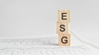 Tahta blok küpleri ve gelecekteki çevresel koruma üzerine ESG kelimeleri