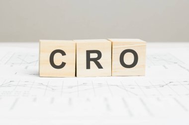 CRO ahşap kaplama gri arka planda kelime kelime engeller. CRO - Dönüştürme Oranı optimizasyonunun kısaltması, bilgi kavramları.