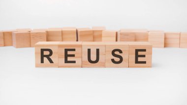 Sözcük, metin, tahta küplere, yapı taşlarına, beyaz arkaplanda yeniden yazılsın.