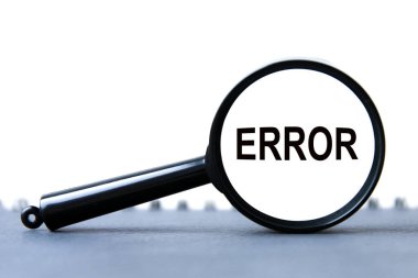 Yakından bak ve büyüteçle hata yap. İş konsepti. Gri arkaplanda büyüteç