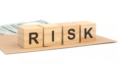 Metin içeren tahta bloklar: Risk, gri arkaplan