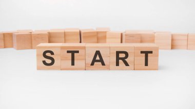 Kelimeler, masanın üzerinde ve arka planda duran ahşap yapı taşlarından oluşur. konsept.