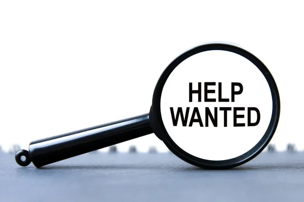 Regardant Travers Une Loupe Les Mots Help Wanted Concept Entreprise — Photo