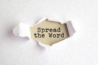 Kelime yayıldı. Yırtık beyaz kağıdın arkasında belirdi. Gri arka plan..