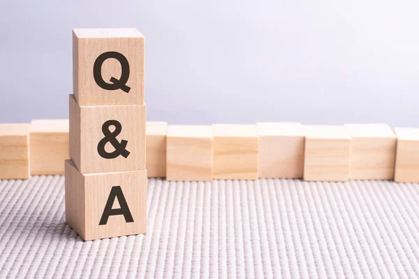 Qと木製のキューブで書かれています 木の要素を集めたビジネスの概念的な言葉です QとA よくあるご質問と回答 — ストック写真